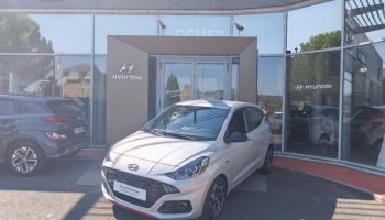 19100 : Hyundai Brive-la-Gaillarde - Garage Pouget - HYUNDAI i10 - i10 - Sleek Silver Métal/Toit/rétros Black - Traction - Essence
