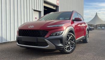 54520 : Hyundai Nancy - Théobald Automobiles - HYUNDAI Kona - Kona - Pulse Red Métal - Traction - Hybride : Essence/Electrique