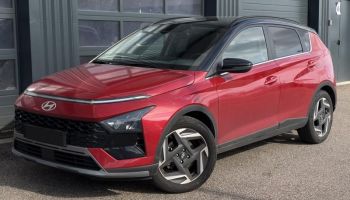 54520 : Hyundai Nancy - Théobald Automobiles - HYUNDAI Bayon - Bayon - Dragon Red Métal/Toit+rétros Black - Traction - Essence