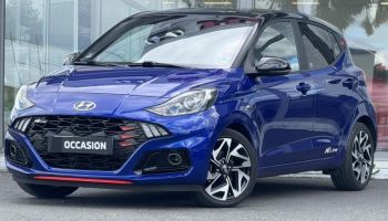 57200 : Hyundai Sarreguemines - Theobald Automobiles - HYUNDAI i10 - i10 - Intense Blue Métal/Toit/rétros Black - Traction - Essence