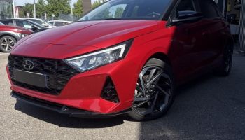 54520 : Hyundai Nancy - Théobald Automobiles - HYUNDAI i20 - i20 - Dragon Red Métal/Toit/rétro Black - Traction - Essence/Micro-Hybride