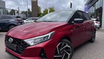 54520 : Hyundai Nancy - Théobald Automobiles - HYUNDAI i20 - i20 - Dragon Red Métal/Toit/rétro Black - Traction - Essence/Micro-Hybride