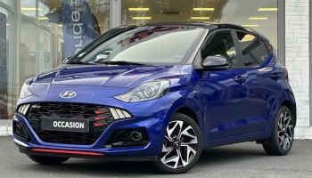 57200 : Hyundai Sarreguemines - Theobald Automobiles - HYUNDAI i10 - i10 - Intense Blue Métal/Toit/rétros Black - Traction - Essence