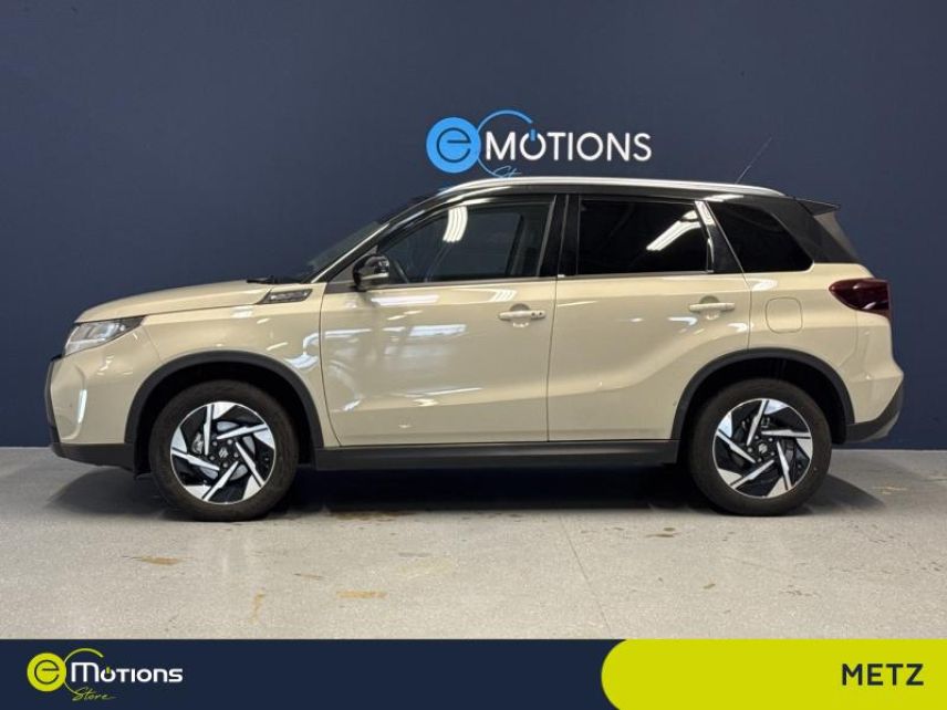 54520 : Hyundai Nancy - Théobald Automobiles - SUZUKI Vitara - Vitara - So'Color Savanna Ivory/Black métal - Traction - Hybride : Essence/Electrique