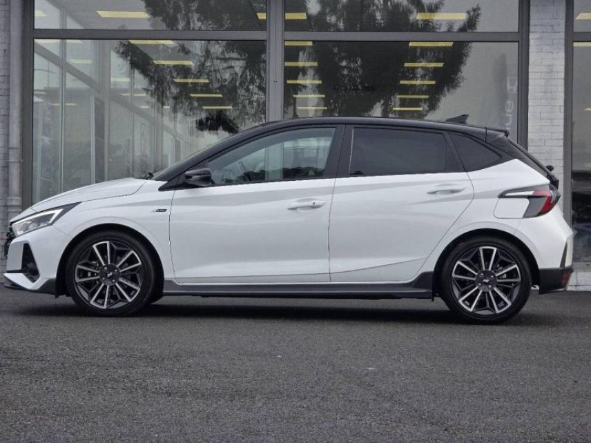 57200 : Hyundai Sarreguemines - Theobald Automobiles - HYUNDAI i20 - i20 - Polar White Métal/Toit/rétros Black - Traction - Essence/Micro-Hybride