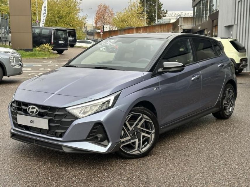 54520 : Hyundai Nancy - Théobald Automobiles - HYUNDAI i20 - i20 - Meta Blue Métal/Toit+rétros Black - Traction - Essence