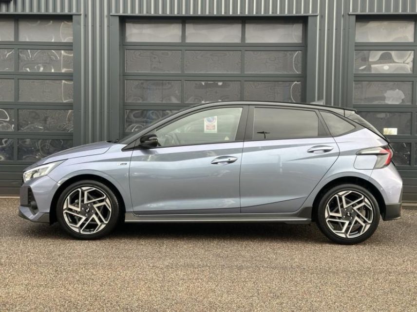 54520 : Hyundai Nancy - Théobald Automobiles - HYUNDAI i20 - i20 - Meta Blue Métal/Toit+rétros Black - Traction - Essence
