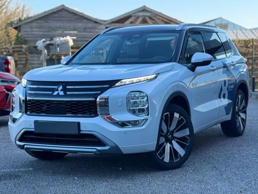 54520 : Hyundai Nancy - Théobald Automobiles - MITSUBISHI Outlander - Outlander - Diamond White Spéciale/Toit Noir - Transmission intégrale - Hybride rechargeable : Essence/Electrique