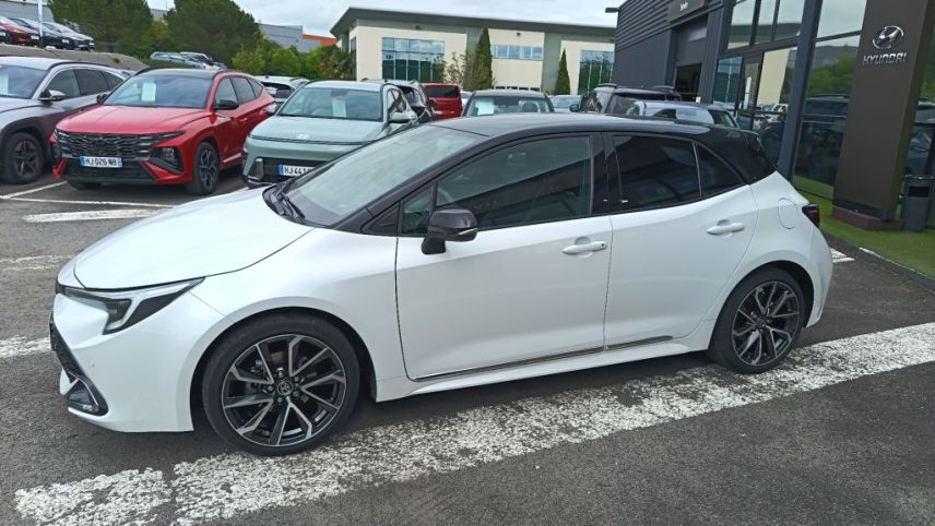 75010 : Hyundai Paris Nord - Goncourt Automobiles - TOYOTA COROLLA HYBRIDE MY22 Collection - COROLLA XII - Blanc - Automate à fonct. Continu - Essence / Courant électrique