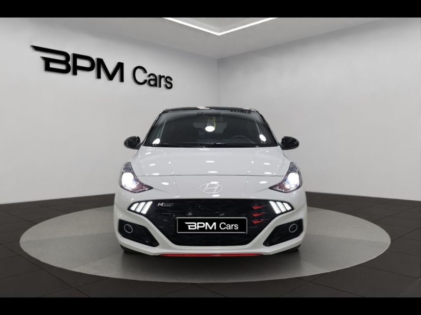 92130 : Hyundai ISSY-LES-MOULINEAUX - BPM Cars - HYUNDAI i10 - i10 - Atlas White/Toit/rétros Black - Traction - Essence