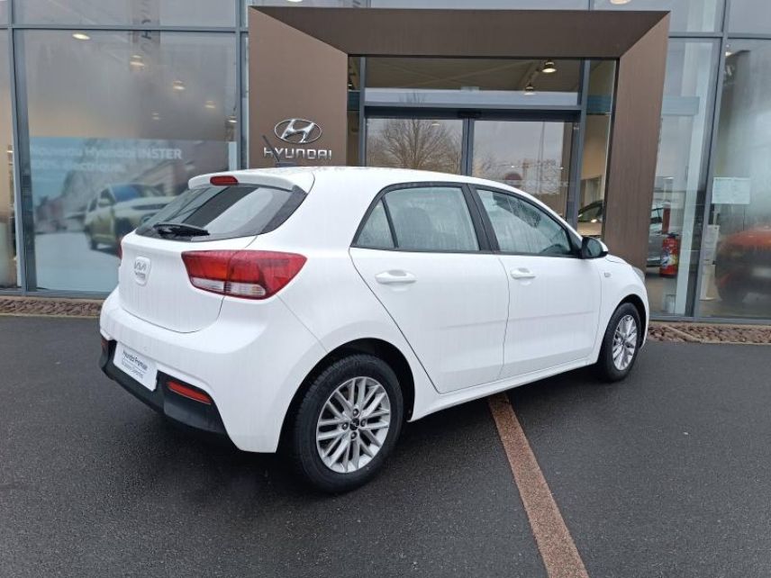 92250 : Hyundai Motor Company - KIA Rio - Rio - Blanc - Traction - Essence