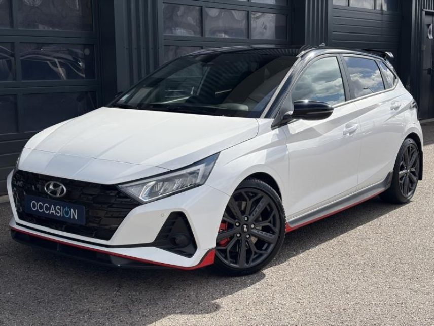 54520 : Hyundai Nancy - Théobald Automobiles - HYUNDAI i20 - i20 - Atlas White Métal/Toit/rétros Black - Traction - Essence