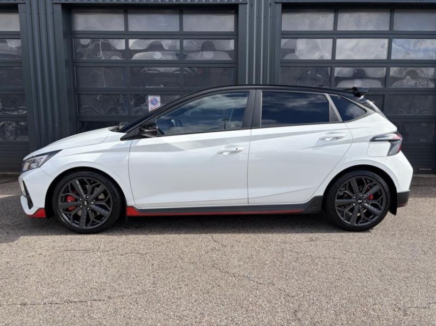 54520 : Hyundai Nancy - Théobald Automobiles - HYUNDAI i20 - i20 - Atlas White Métal/Toit/rétros Black - Traction - Essence