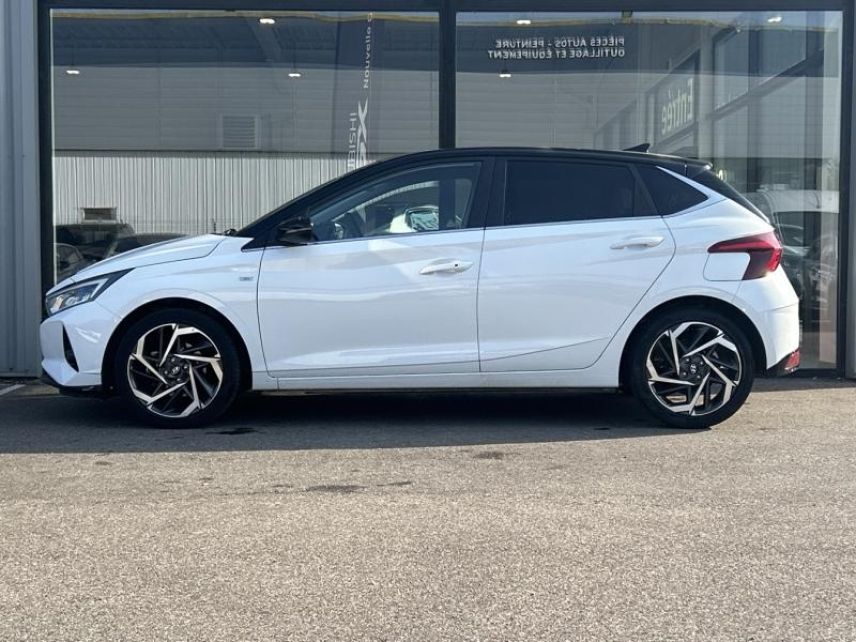 54520 : Hyundai Nancy - Théobald Automobiles - HYUNDAI i20 - i20 - Atlas White Métal/Toit/rétros Black - Traction - Essence/Micro-Hybride
