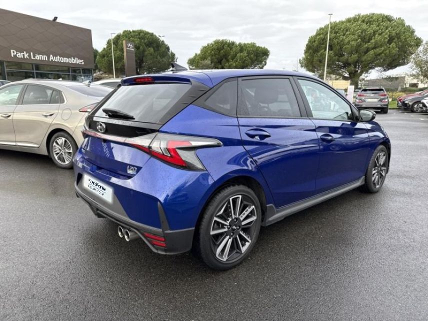56000 : Hyundai Vannes - Park Lann Automobiles - HYUNDAI i20 - i20 - Intense Blue Métal/Toit/rétro Black - Traction - Essence/Micro-Hybride