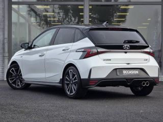 57200 : Hyundai Sarreguemines - Theobald Automobiles - HYUNDAI i20 - i20 - Polar White Métal/Toit/rétros Black - Traction - Essence/Micro-Hybride