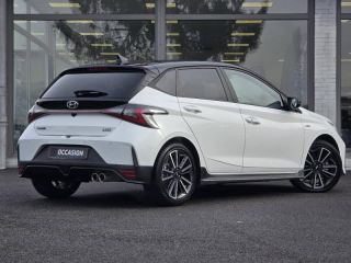 57200 : Hyundai Sarreguemines - Theobald Automobiles - HYUNDAI i20 - i20 - Polar White Métal/Toit/rétros Black - Traction - Essence/Micro-Hybride