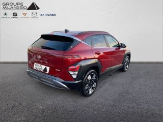 75010 : Hyundai Paris Nord - Goncourt Automobiles - HYUNDAI KONA Creative - KONA (02/2023) - ULTIMATE RED - Automate sequentiel - Essence / Courant électrique