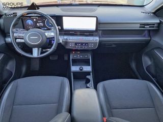 75010 : Hyundai Paris Nord - Goncourt Automobiles - HYUNDAI KONA Creative - KONA (02/2023) - ULTIMATE RED - Automate sequentiel - Essence / Courant électrique