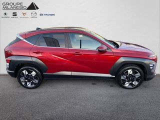 75010 : Hyundai Paris Nord - Goncourt Automobiles - HYUNDAI KONA Creative - KONA (02/2023) - ULTIMATE RED - Automate sequentiel - Essence / Courant électrique