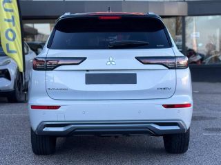 54520 : Hyundai Nancy - Théobald Automobiles - MITSUBISHI Outlander - Outlander - Diamond White Spéciale/Toit Noir - Transmission intégrale - Hybride rechargeable : Essence/Electrique