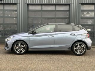 54520 : Hyundai Nancy - Théobald Automobiles - HYUNDAI i20 - i20 - Meta Blue Métal/Toit+rétros Black - Traction - Essence