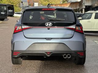 54520 : Hyundai Nancy - Théobald Automobiles - HYUNDAI i20 - i20 - Meta Blue Métal/Toit+rétros Black - Traction - Essence