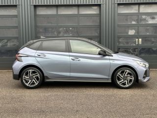 54520 : Hyundai Nancy - Théobald Automobiles - HYUNDAI i20 - i20 - Meta Blue Métal/Toit+rétros Black - Traction - Essence