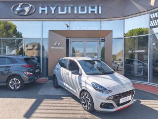19100 : Hyundai Brive-la-Gaillarde - Garage Pouget - HYUNDAI i10 - i10 - Sleek Silver Métal/Toit/rétros Black - Traction - Essence