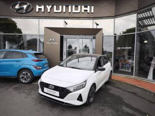 19100 : Hyundai Brive-la-Gaillarde - Garage Pouget - HYUNDAI i20 - i20 - Polar White Métal/Toit/rétros Black - Traction - Essence/Micro-Hybride