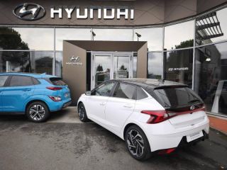 19100 : Hyundai Brive-la-Gaillarde - Garage Pouget - HYUNDAI i20 - i20 - Polar White Métal/Toit/rétros Black - Traction - Essence/Micro-Hybride