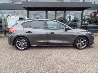 54520 : Hyundai Nancy - Théobald Automobiles - FORD Focus - Focus - Gris Magnetic métallisé Premium - Traction - Essence/Micro-Hybride