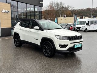 75010 : Hyundai Paris Nord - Goncourt Automobiles - JEEP COMPASS MY20 Brooklyn Edition - COMPASS II - BLANC - Boîte automatique - Essence / Courant électrique