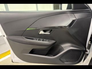 92130 : Hyundai ISSY-LES-MOULINEAUX - BPM Cars - PEUGEOT 208 - 208 - Blanc Banquise (O) - Traction - Essence