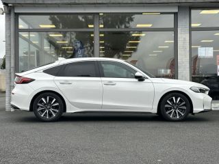 57200 : Hyundai Sarreguemines - Theobald Automobiles - HONDA Civic - Civic - Blanc Platine Nacré - Traction - Hybride : Essence/Electrique