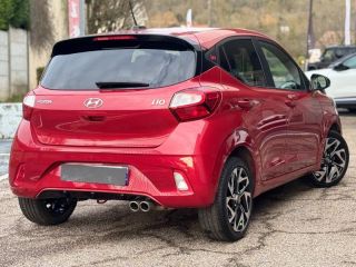 54520 : Hyundai Nancy - Théobald Automobiles - HYUNDAI i10 - i10 - Dragon Red Métal/Toit/rétros Black - Traction - Essence