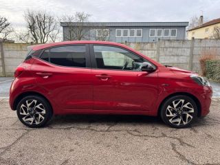 54520 : Hyundai Nancy - Théobald Automobiles - HYUNDAI i10 - i10 - Dragon Red Métal/Toit/rétros Black - Traction - Essence