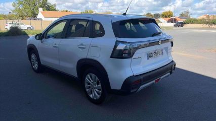 75010 : Hyundai Paris Nord - Goncourt Automobiles - SUZUKI S-CROSS Privilège - S-CROSS II - Blanc - Boîte manuelle - Essence sans plomb