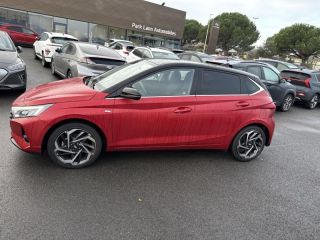 56000 : Hyundai Vannes - Park Lann Automobiles - HYUNDAI i20 - i20 - Dragon Red Métal/Toit/rétro Black - Traction - Essence/Micro-Hybride