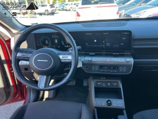 75010 : Hyundai Paris Nord - Goncourt Automobiles - HYUNDAI KONA Intuitive - KONA (02/2023) - ULTIMATE RED - Automate sequentiel - Essence / Courant électrique