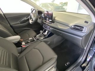 92250 : Hyundai Motor Company - HYUNDAI i30 - i30 - Abyss Black métal - Traction - Essence