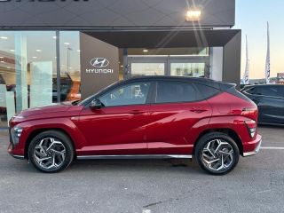 57200 : Hyundai Sarreguemines - Theobald Automobiles - HYUNDAI Kona - Kona - Ultimate Red métallisé/Toit/rétros Black - Traction - Hybride : Essence/Electrique