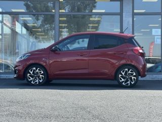 57200 : Hyundai Sarreguemines - Theobald Automobiles - HYUNDAI i10 - i10 - Dragon Red Métal/Toit/rétros Black - Traction - Essence