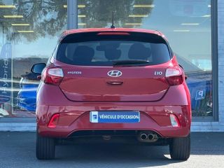 57200 : Hyundai Sarreguemines - Theobald Automobiles - HYUNDAI i10 - i10 - Dragon Red Métal/Toit/rétros Black - Traction - Essence