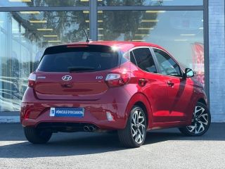 57200 : Hyundai Sarreguemines - Theobald Automobiles - HYUNDAI i10 - i10 - Dragon Red Métal/Toit/rétros Black - Traction - Essence