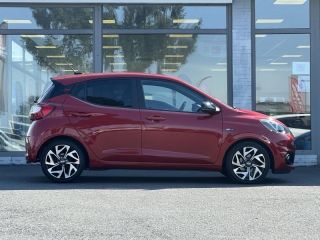 57200 : Hyundai Sarreguemines - Theobald Automobiles - HYUNDAI i10 - i10 - Dragon Red Métal/Toit/rétros Black - Traction - Essence
