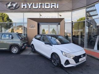 19100 : Hyundai Brive-la-Gaillarde - Garage Pouget - HYUNDAI i20 - i20 - Polar White Métal/Toit/rétros Black - Traction - Essence/Micro-Hybride