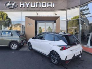 19100 : Hyundai Brive-la-Gaillarde - Garage Pouget - HYUNDAI i20 - i20 - Polar White Métal/Toit/rétros Black - Traction - Essence/Micro-Hybride
