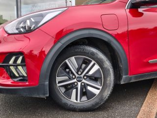 92250 : Hyundai Motor Company - KIA Niro - Niro - Rouge Magma métallisé - Traction - Hybride rechargeable : Essence/Electrique