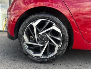 75010 : Hyundai Paris Nord - Goncourt Automobiles - HYUNDAI i20 Creative - i20 III - Dragon Red / Phantom Black - Boîte manuelle - Essence sans plomb